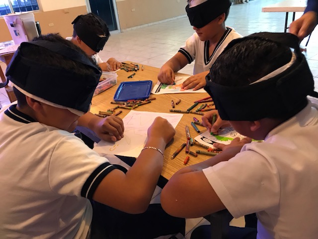 2,1 Foto 4 niños en una mesa